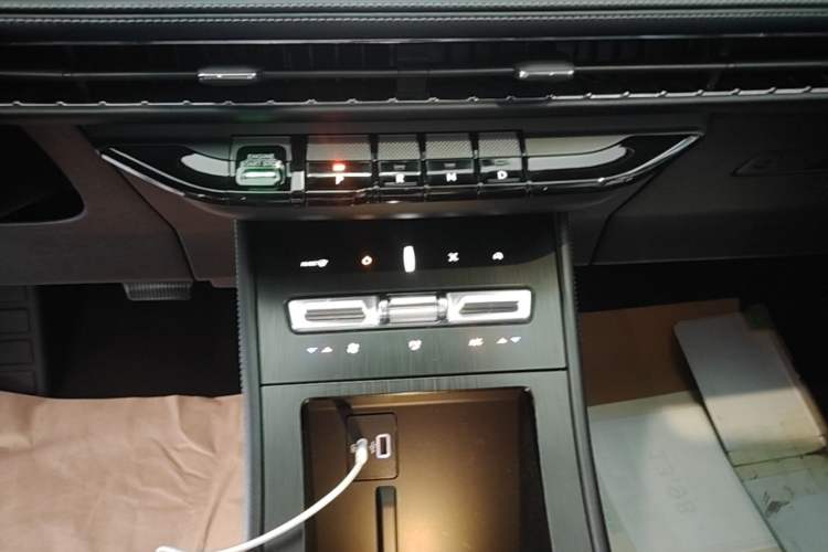 Used Lincoln Corsair 2023 2.0T Two-Wheel Drive Luxury Edition Gear Lever