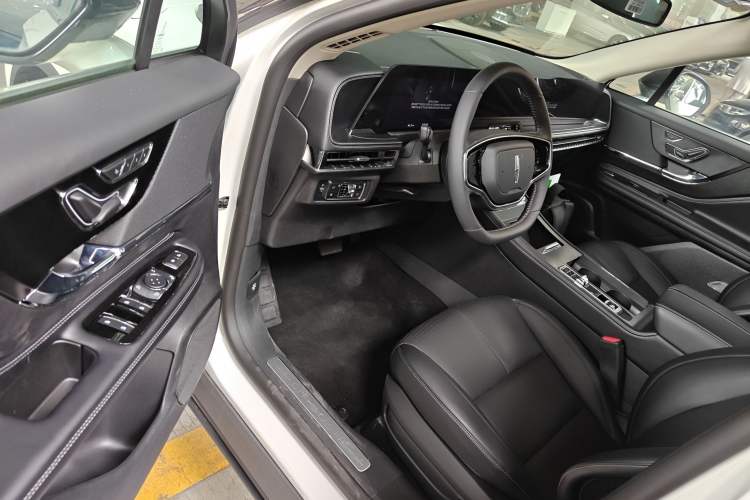 Used Lincoln Corsair 2023 2.0T Two-Wheel Drive Luxury Edition Interior 3