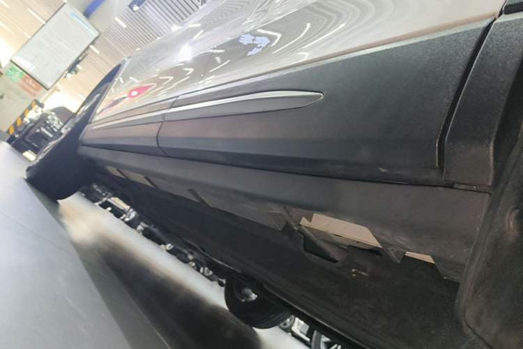 Used Lincoln Corsair 2023 2.0T Two-Wheel Drive Luxury Edition Left Side Sill