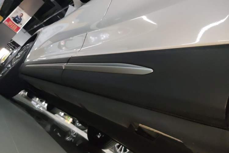 Used Lincoln Corsair 2023 2.0T Two-Wheel-Drive Luxury Edition Left Side Sill