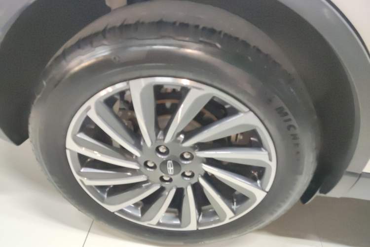 Used Lincoln Corsair 2023 2.0T Two-Wheel-Drive Luxury Edition Right Rear Wheel Hub