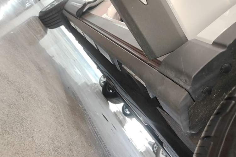Used Lincoln Corsair 2023 2.0T Two-Wheel Drive Luxury Edition Right Side Sill