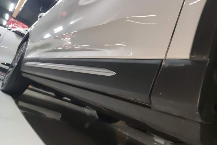 Used Lincoln Corsair 2023 2.0T Two-Wheel-Drive Luxury Edition Right Side Sill