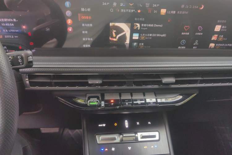 Used Lincoln Corsair 2024 2.0T Two-Wheel Drive Deluxe Edition Audio And AC Panel