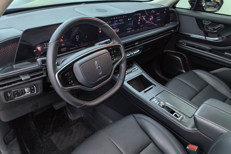 Used Lincoln Corsair 2024 2.0T Two-Wheel Drive Deluxe Edition Interior 3