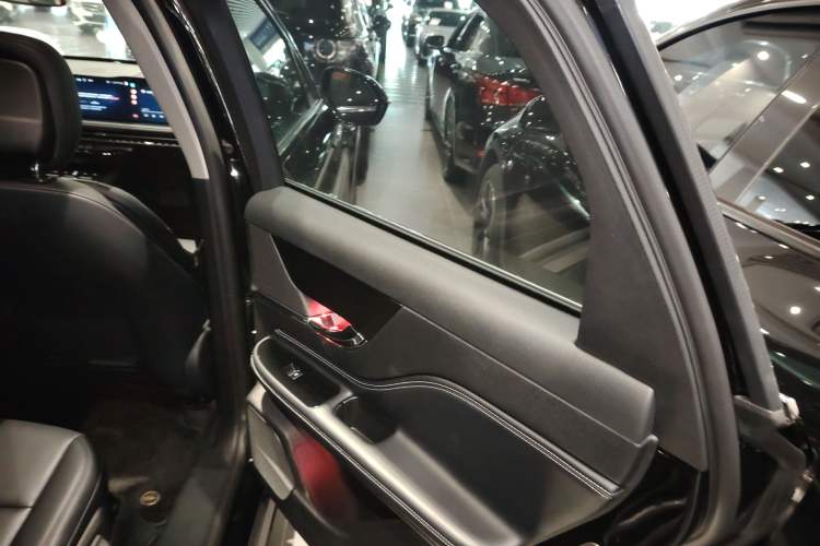 Used Lincoln Corsair 2024 2.0T Two-Wheel-Drive Luxury Edition Interior 6