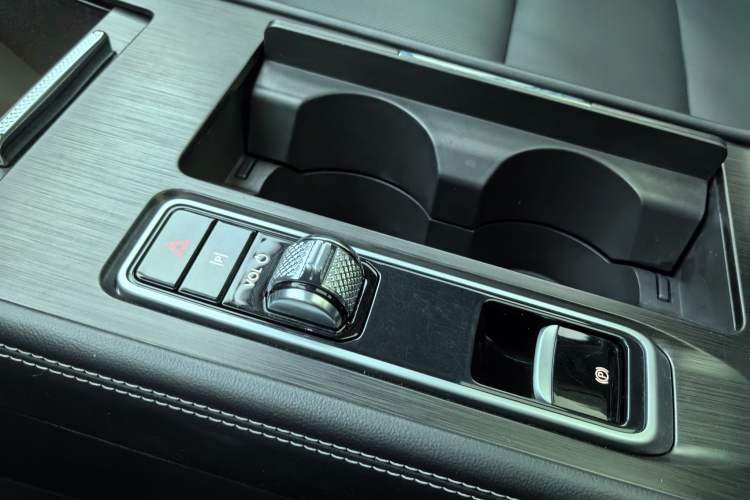 Used Lincoln Corsair 2024 2.0T Two-Wheel Drive Deluxe Edition Interior 6