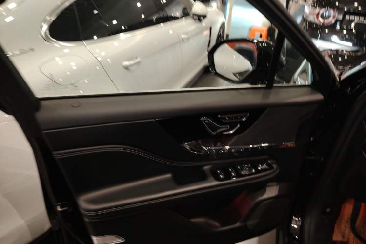 Used Lincoln Corsair 2024 2.0T Two-Wheel-Drive Luxury Edition Interior 7