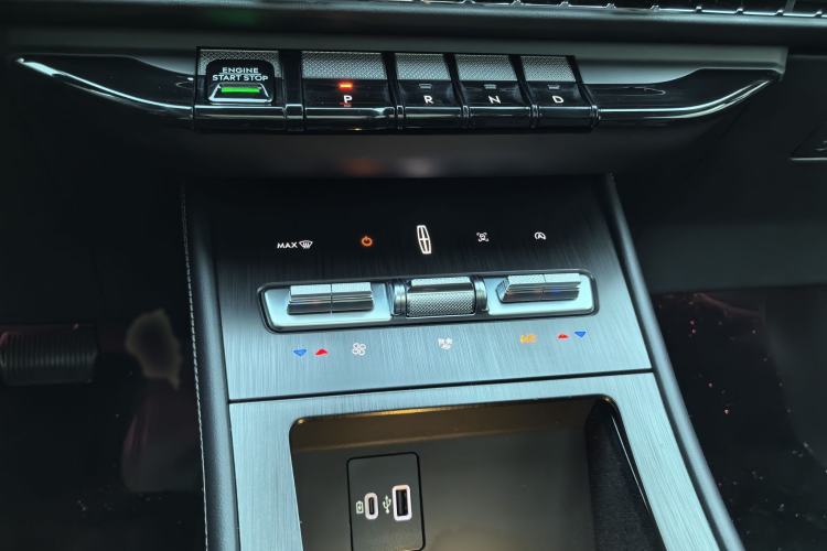 Used Lincoln Corsair 2024 2.0T Two-Wheel Drive Deluxe Edition Interior 7