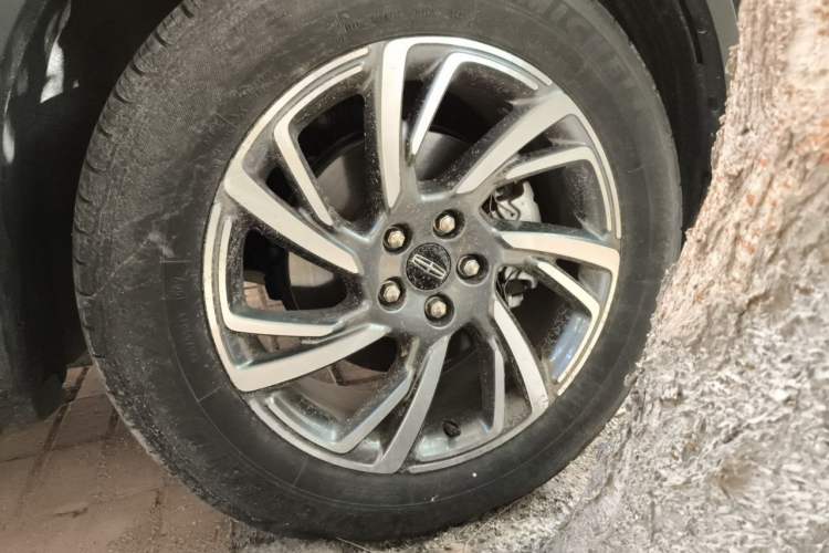 Used Lincoln Corsair 2024 2.0T Two-Wheel Drive Deluxe Edition Right Front Wheel Hub