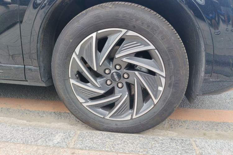 Used Lincoln Corsair 2024 1.5T Two-Wheel Drive Deluxe Hybrid Version Right Front Wheel Hub