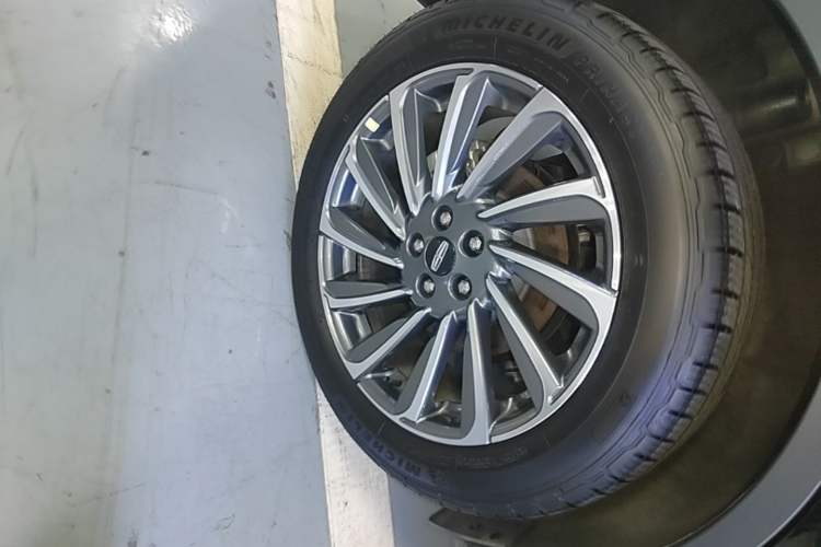 Used Lincoln Corsair 2024 2.0T Two-Wheel-Drive Luxury Edition Right Rear Wheel Hub