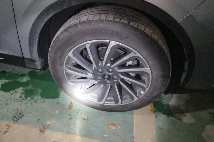 Used Lincoln Corsair 2024 2.0T Two-Wheel-Drive Luxury Edition Right Front Wheel Hub