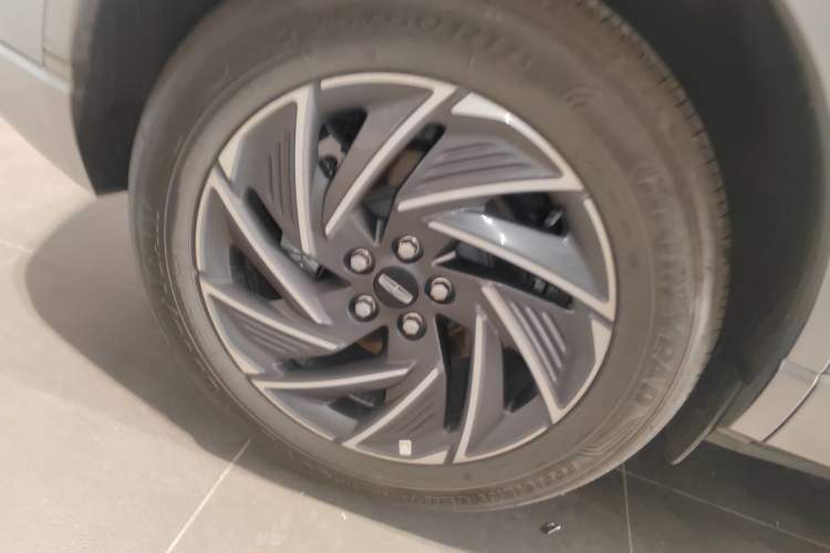 Used Lincoln Corsair 2024 1.5T Two-Wheel Drive Deluxe Hybrid Version Right Rear Wheel Hub