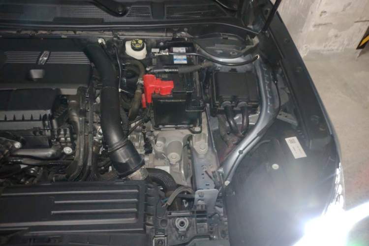 Used Lincoln Corsair 2024 2.0T Two-Wheel-Drive Luxury Edition Engine Bay Left