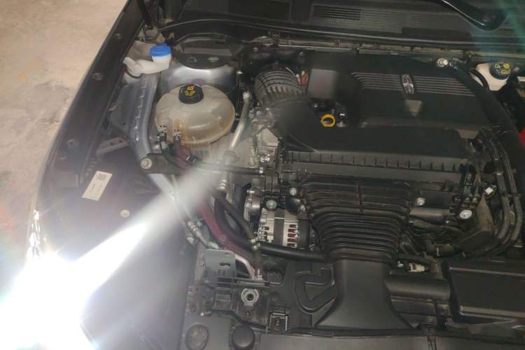 Used Lincoln Corsair 2024 2.0T Two-Wheel-Drive Luxury Edition Engine Bay Right