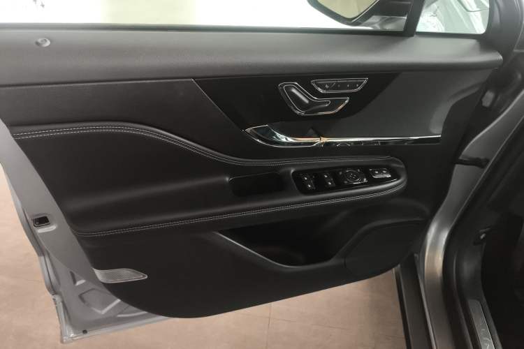 Used Lincoln Corsair 2024 1.5T Two-Wheel Drive Deluxe Hybrid Version Interior 7