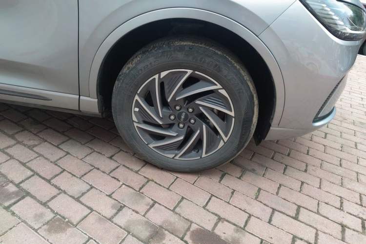 Used Lincoln Corsair 2024 1.5T Two-Wheel Drive Deluxe Hybrid Version Right Front Wheel Hub