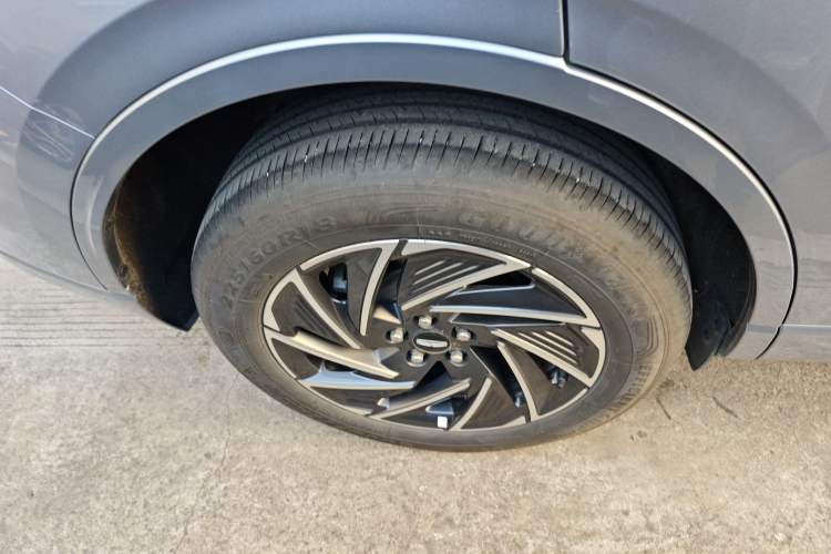Used Lincoln Corsair 2024 1.5T Two-Wheel Drive Deluxe Hybrid Version Right Rear Wheel Hub