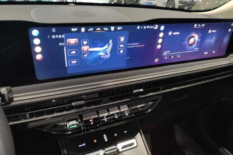 Used Lincoln Corsair 2024 1.5T Two-Wheel Drive Deluxe Hybrid Version Audio And AC Panel
