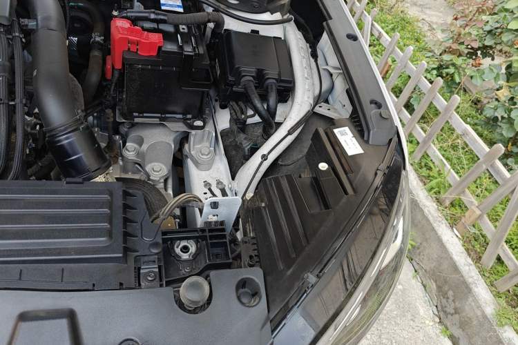Used Lincoln Corsair 2024 2.0T Two-Wheel Drive Deluxe Edition Engine Bay Left