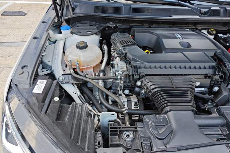 Used Lincoln Corsair 2024 2.0T Two-Wheel-Drive Luxury Edition Engine Bay Right