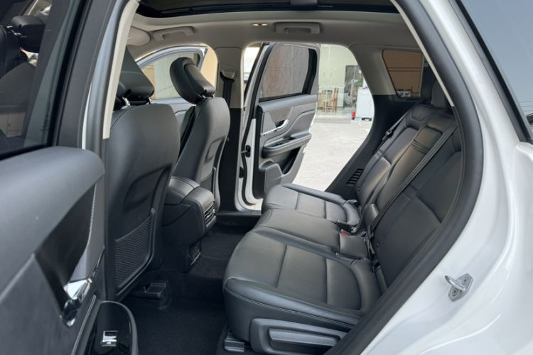 Used Lincoln Corsair 2024 2.0T Two-Wheel-Drive Luxury Edition Interior 5