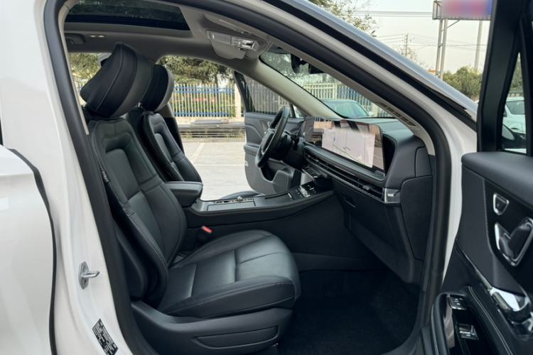 Used Lincoln Corsair 2024 2.0T Two-Wheel-Drive Luxury Edition Interior 9