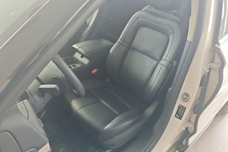 Used Lincoln Corsair 2024 2.0T Two-Wheel Drive Deluxe Edition Left Front Seat