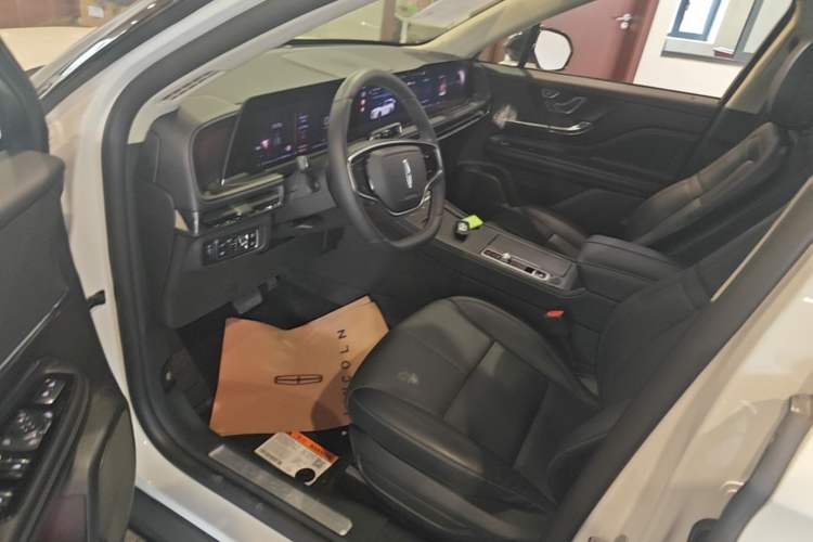 Used Lincoln Corsair 2024 2.0T Two-Wheel-Drive Luxury Edition Left Front Seat