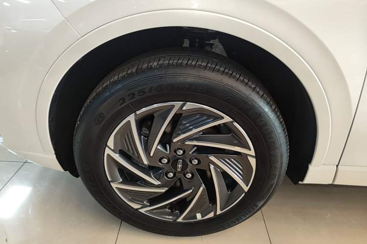 Used Lincoln Corsair 2024 1.5T Two-Wheel Drive Deluxe Hybrid Version Left Front Wheel Hub