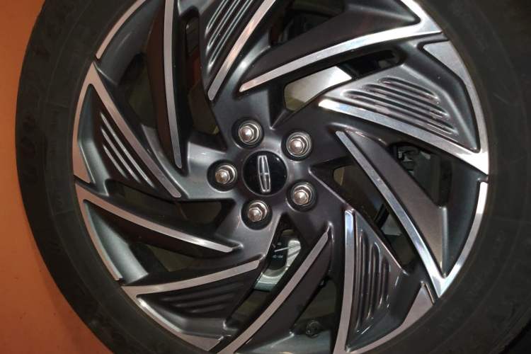 Used Lincoln Corsair 2024 1.5T Two-Wheel Drive Deluxe Hybrid Version Right Front Wheel Hub
