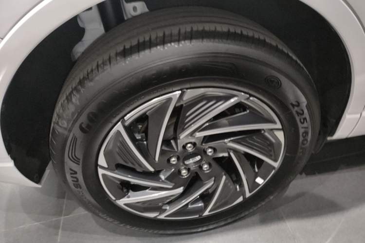 Used Lincoln Corsair 2024 1.5T Two-Wheel Drive Deluxe Hybrid Version Right Rear Wheel Hub