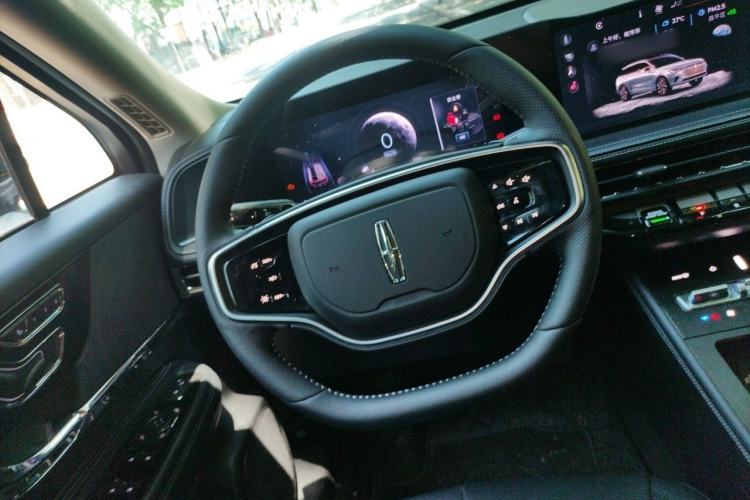Used Lincoln Corsair 2025 Model, 2.0T Two-Wheel-Drive Zunxiang Version Steering Wheel