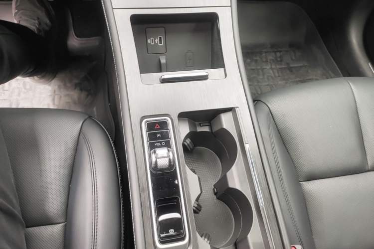 Used Lincoln Corsair 2025 Model, 2.0T Two-Wheel-Drive Zunya Version Gear Lever