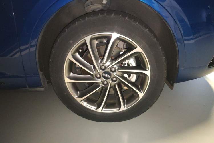 Used Lincoln Corsair New Energy 2021 PHEV Four-Wheel Drive e-Style Edition Right Front Wheel Hub