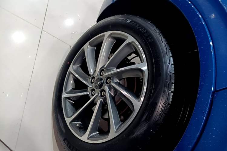 Used Lincoln Corsair New Energy 2021 PHEV Four-Wheel Drive e-Style Edition Right Rear Wheel Hub