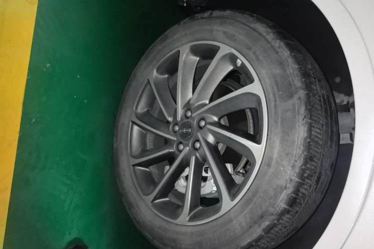 Used Lincoln Corsair New Energy 2021 PHEV Four-Wheel Drive e-Style Edition Right Front Wheel Hub