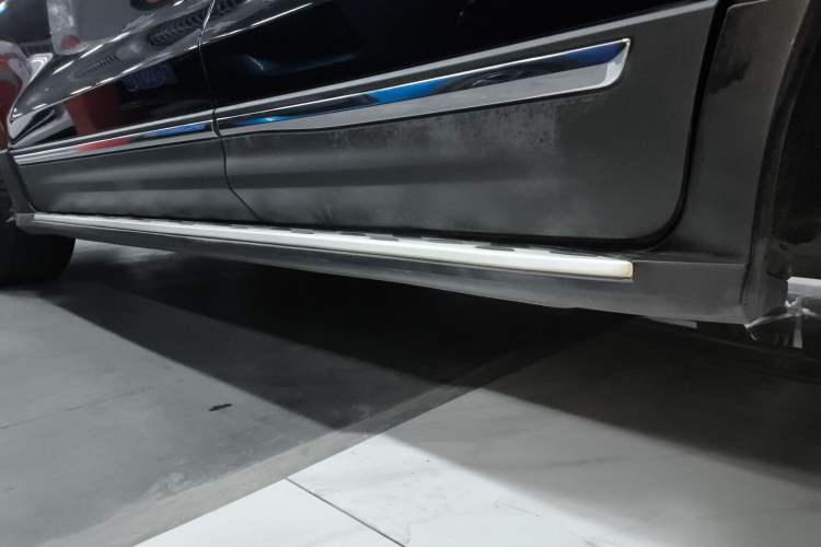 Used Lincoln MKC 2017 2.0T Two-Wheel Drive Deluxe Edition Left Side Sill
