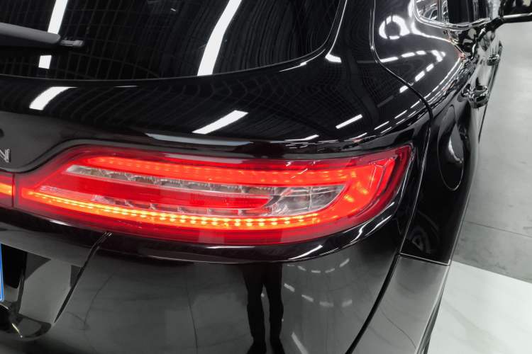 Used Lincoln MKC 2017 2.0T Two-Wheel Drive Deluxe Edition Right Rear Taillight