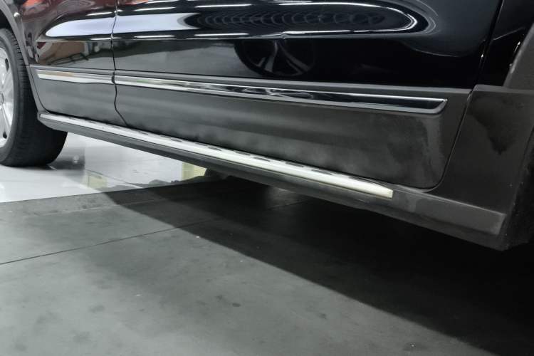 Used Lincoln MKC 2017 2.0T Two-Wheel Drive Deluxe Edition Right Side Sill