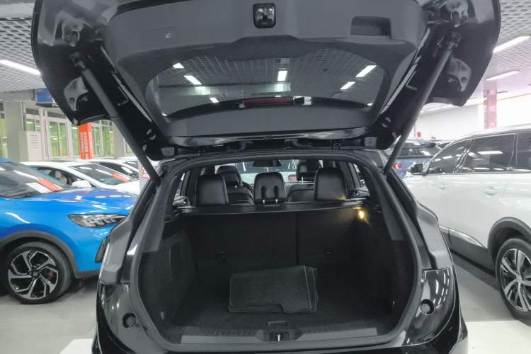 Used Lincoln MKC 2017 2.0T Two-Wheel Drive Deluxe Edition Trunk