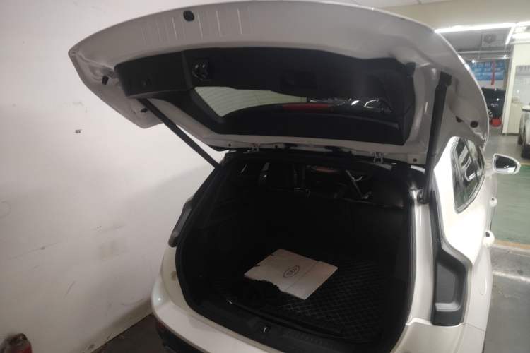 Used Lincoln MKC 2017 2.0T Two-Wheel Drive Deluxe Edition Trunk