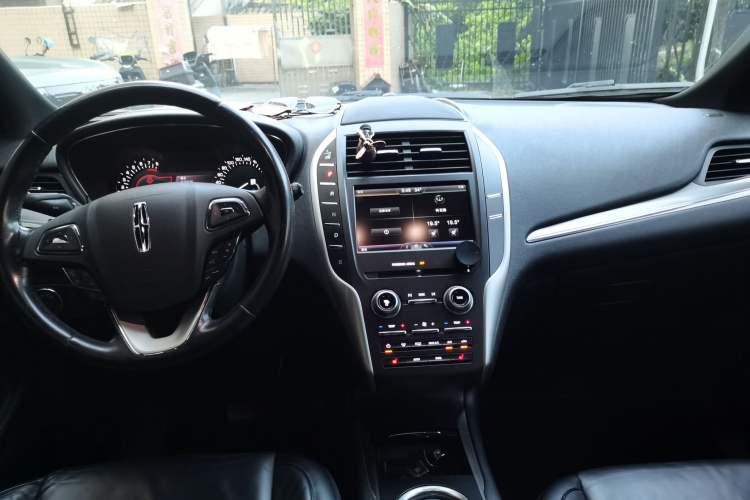 Used Lincoln MKC 2014 2.0T Two-Wheel Drive Deluxe Edition Center Console