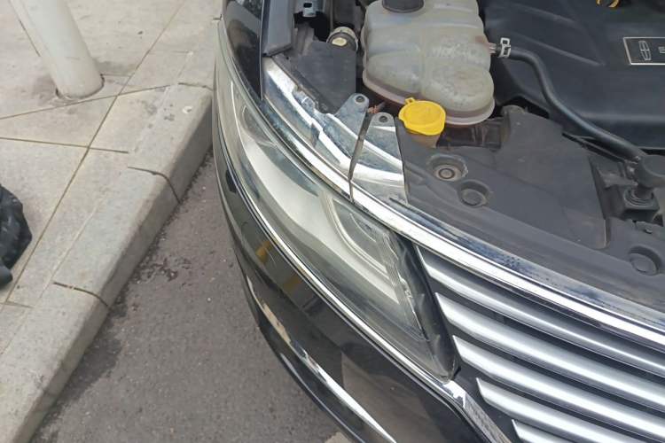 Used Lincoln MKC 2014 2.0T Two-Wheel-Drive Luxury Edition Right Front Headlight