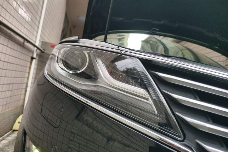 Used Lincoln MKC 2014 2.0T Four-Wheel Drive Prestige Edition Right Front Headlight