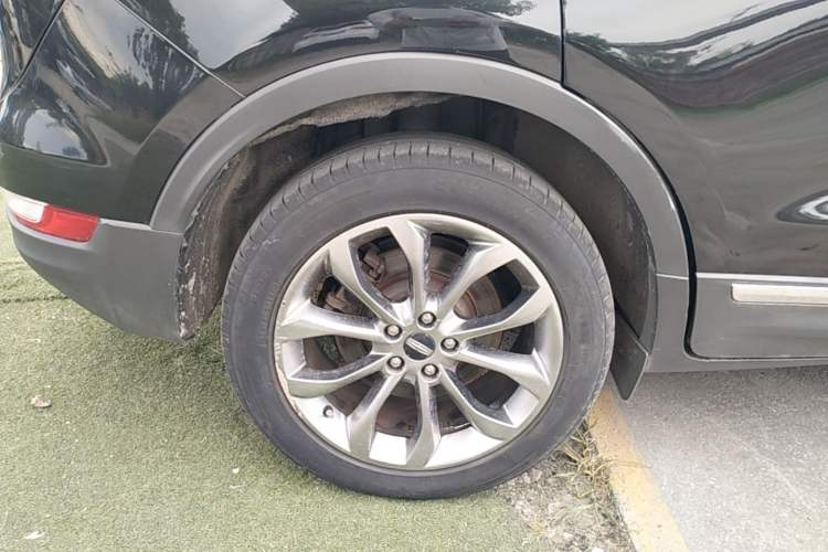 Used Lincoln MKC 2014 2.0T Two-Wheel-Drive Luxury Edition Right Rear Wheel Hub