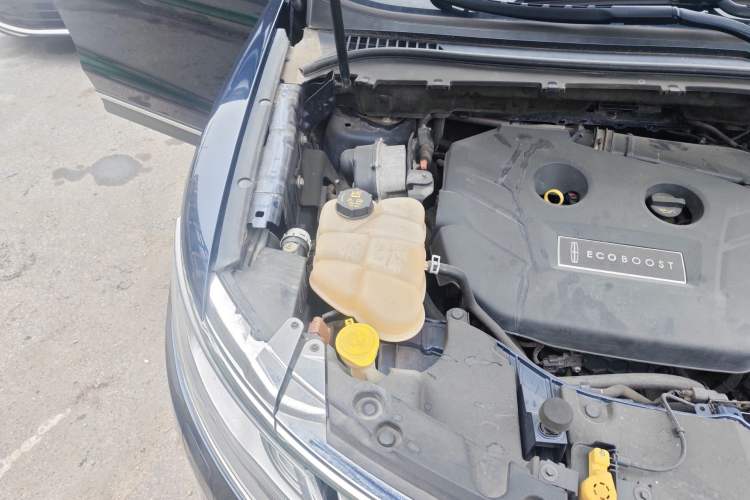 Used Lincoln MKC 2014 2.0T Four-Wheel Drive Luxury Edition Engine Bay Right