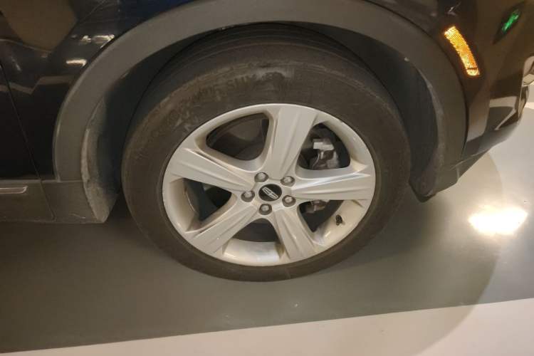 Used Lincoln MKC 2014 2.0T Two-Wheel Drive Deluxe Edition Right Front Wheel Hub