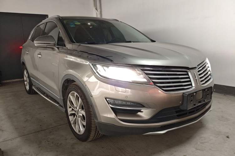 Used Lincoln MKC 2014 2.0T Two-Wheel-Drive Luxury Edition Front Right 45 Deg